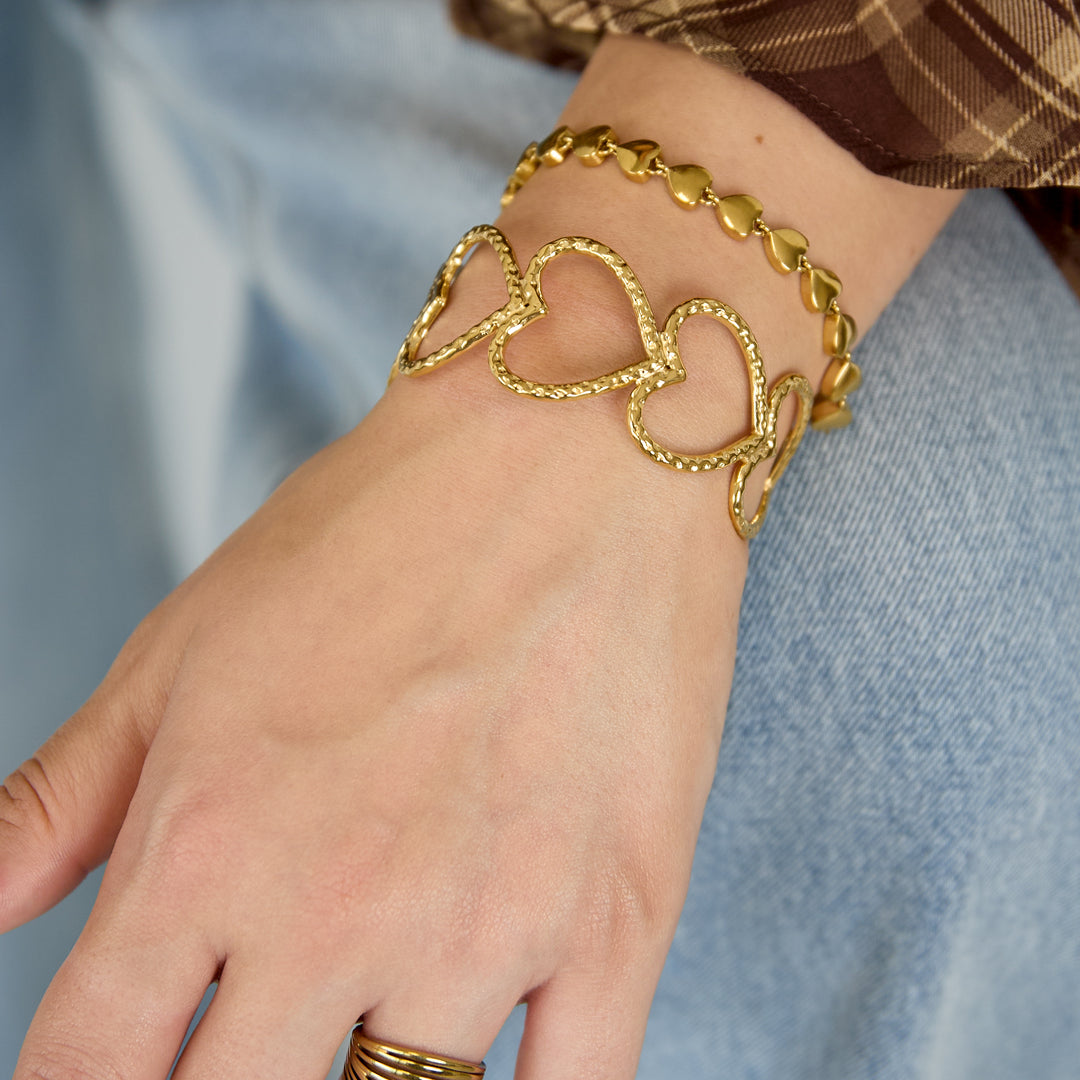 Bangle met open hartjes goudkleurig