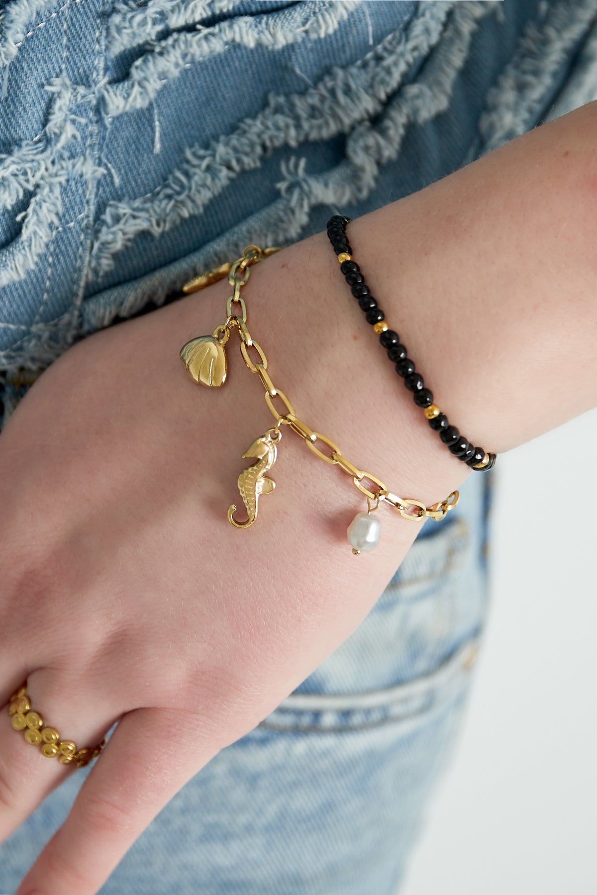 Bedelarmband met zee bedels en parels