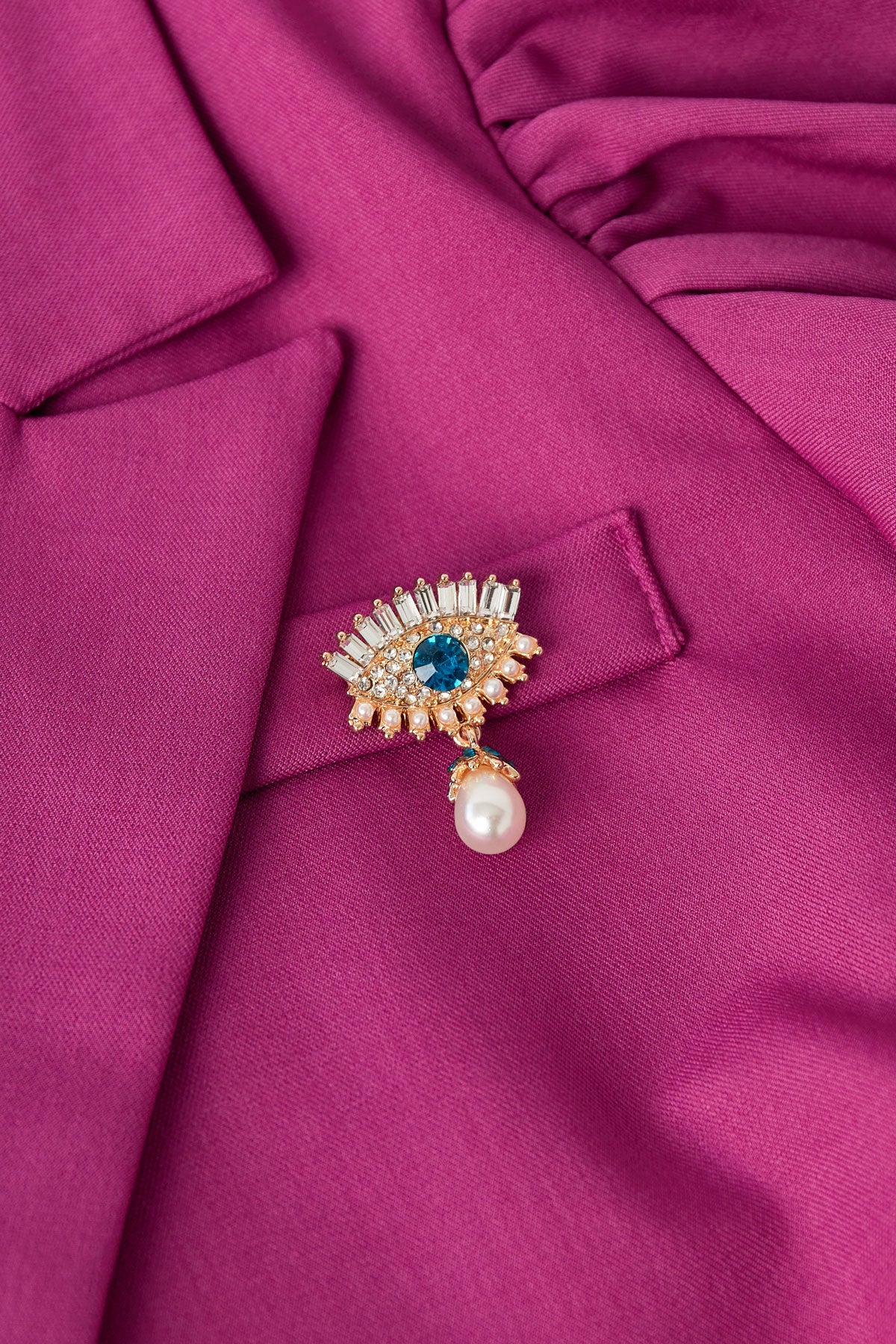 Broche met oog en parel