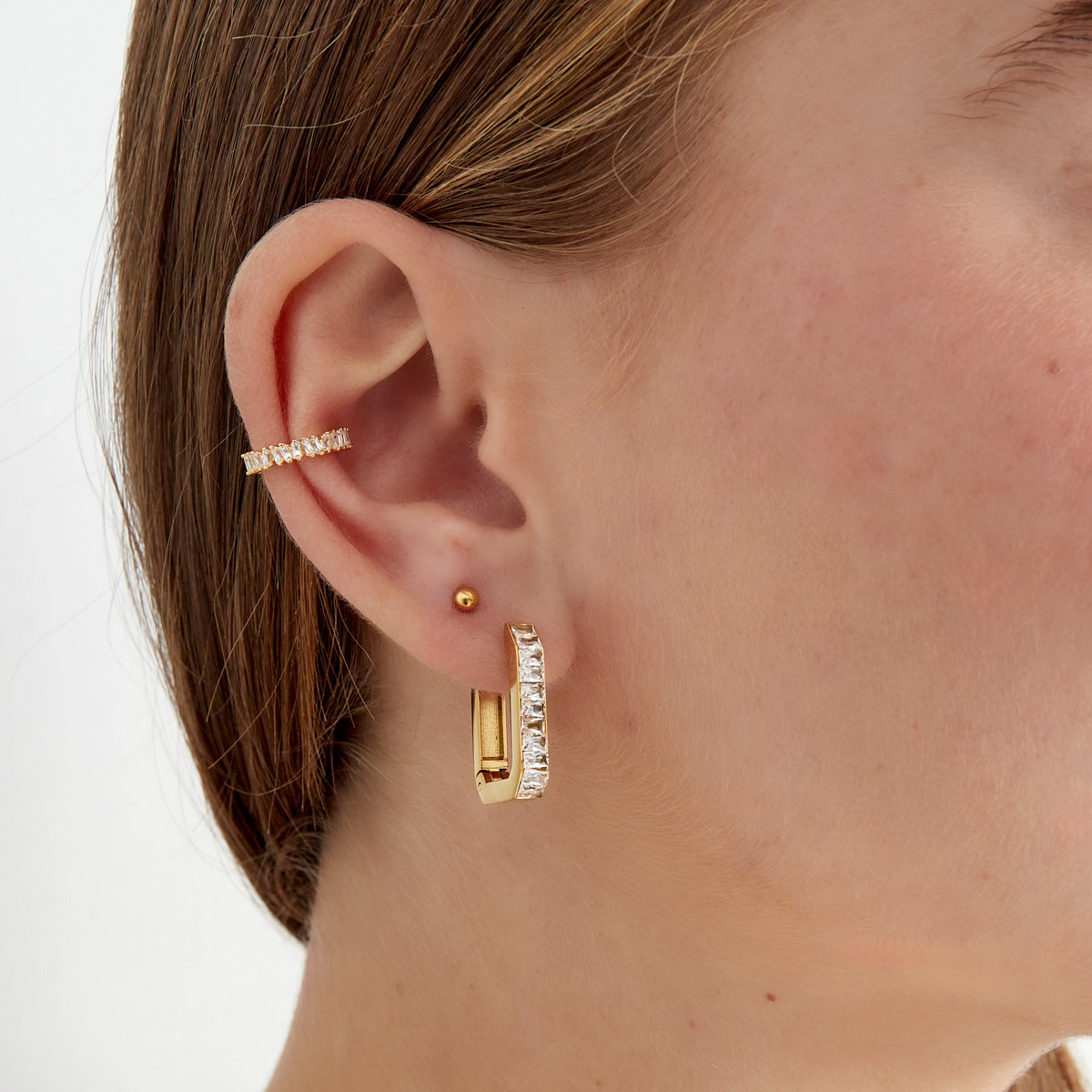 Goudkleurige ear cuff met zilverkleurige steentjes