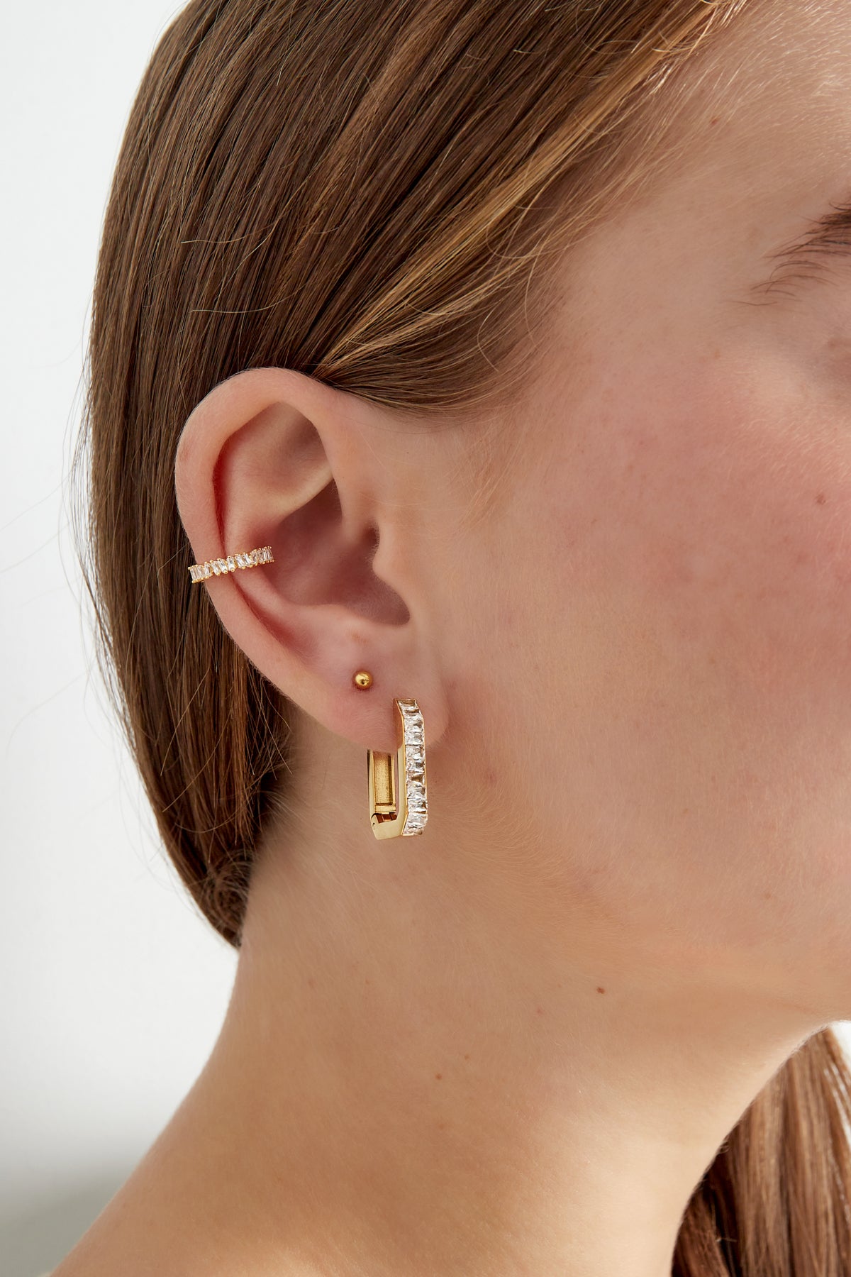 Goudkleurige ear cuff met zilverkleurige steentjes