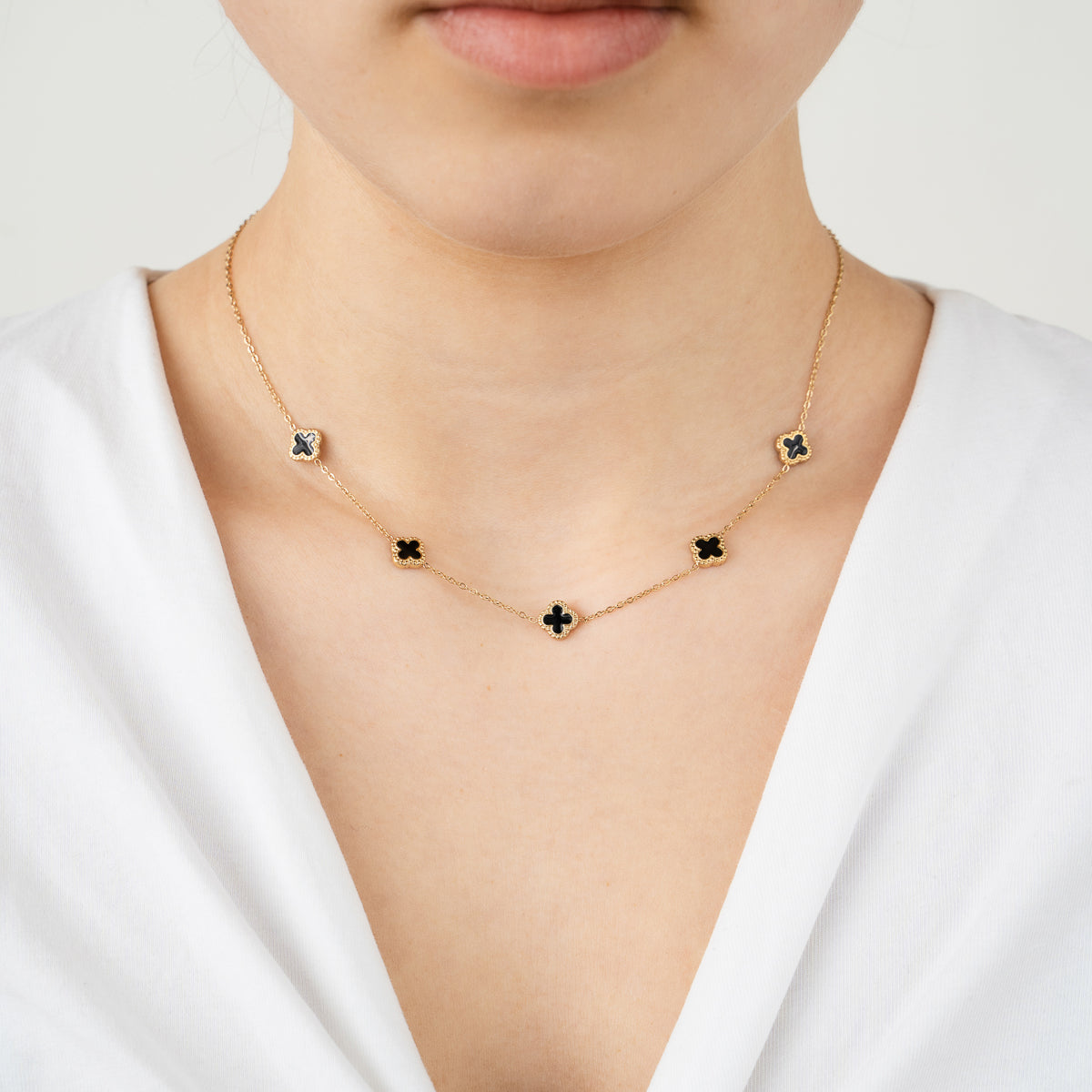 Minimalistische ketting met zwarte klavertjes