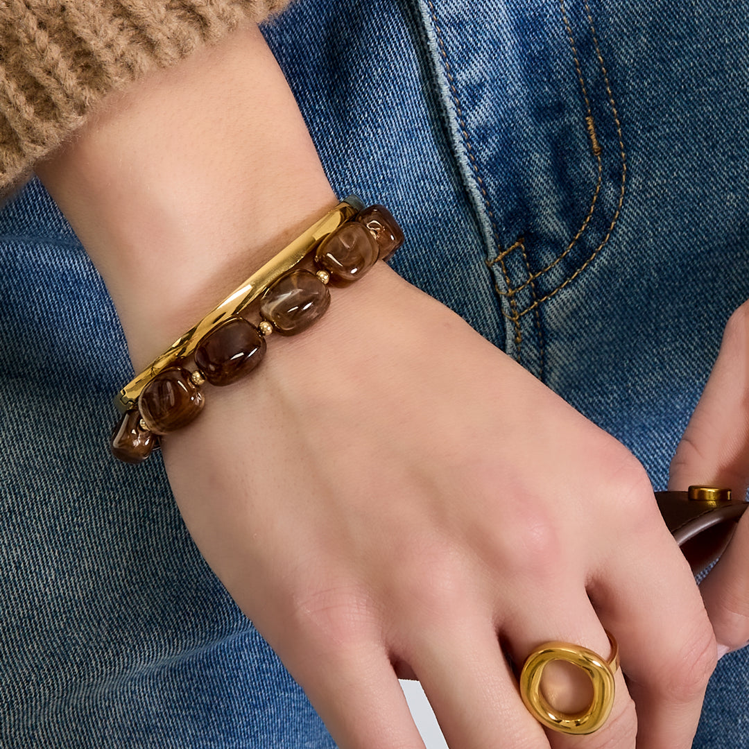 Multicolor kralenarmband gedragen om de pols