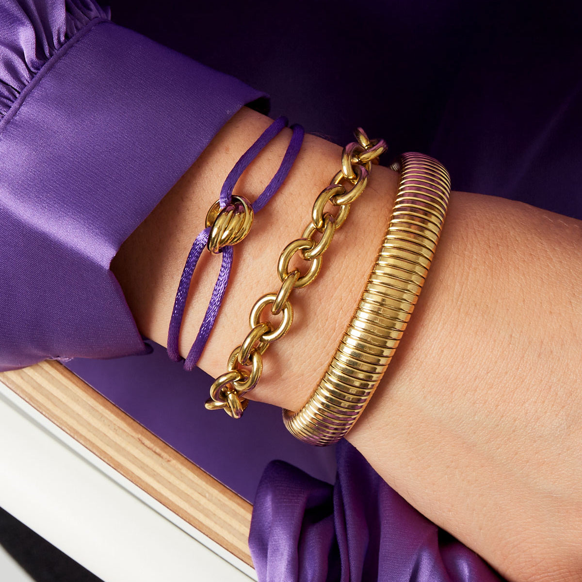 Koord armband met ronde goudkleurige bedel