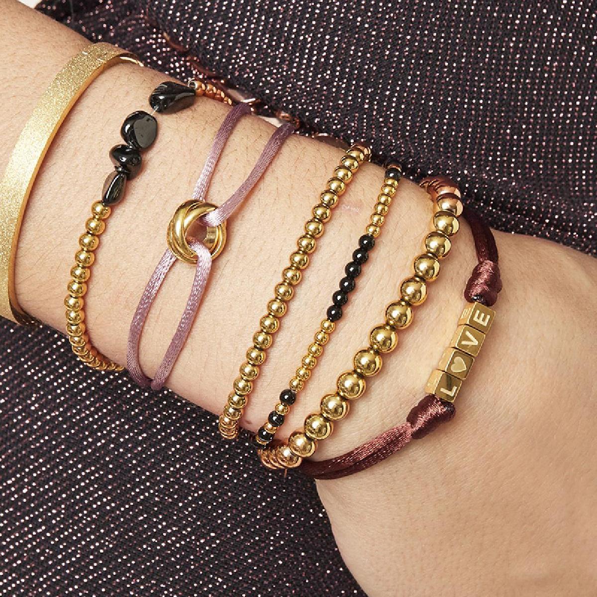 Koord armband met ronde goudkleurige bedel