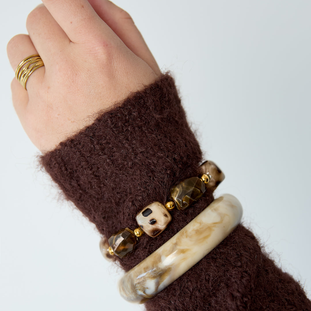 Bruine en beige kralenarmband met goudkleurige details