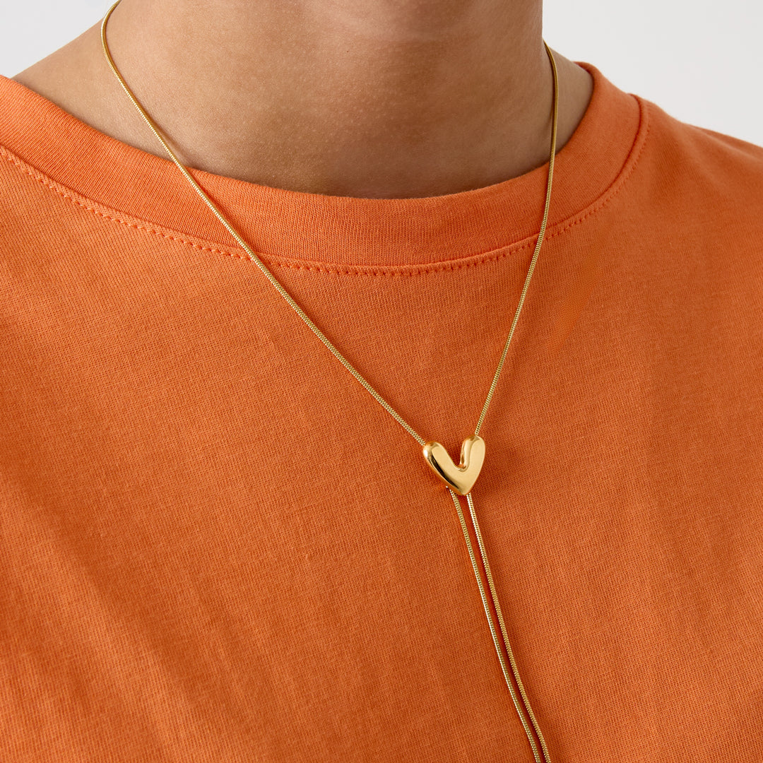 Goudkleurige premium stainless steel Y-ketting met hartje hanger gedragen om de hals