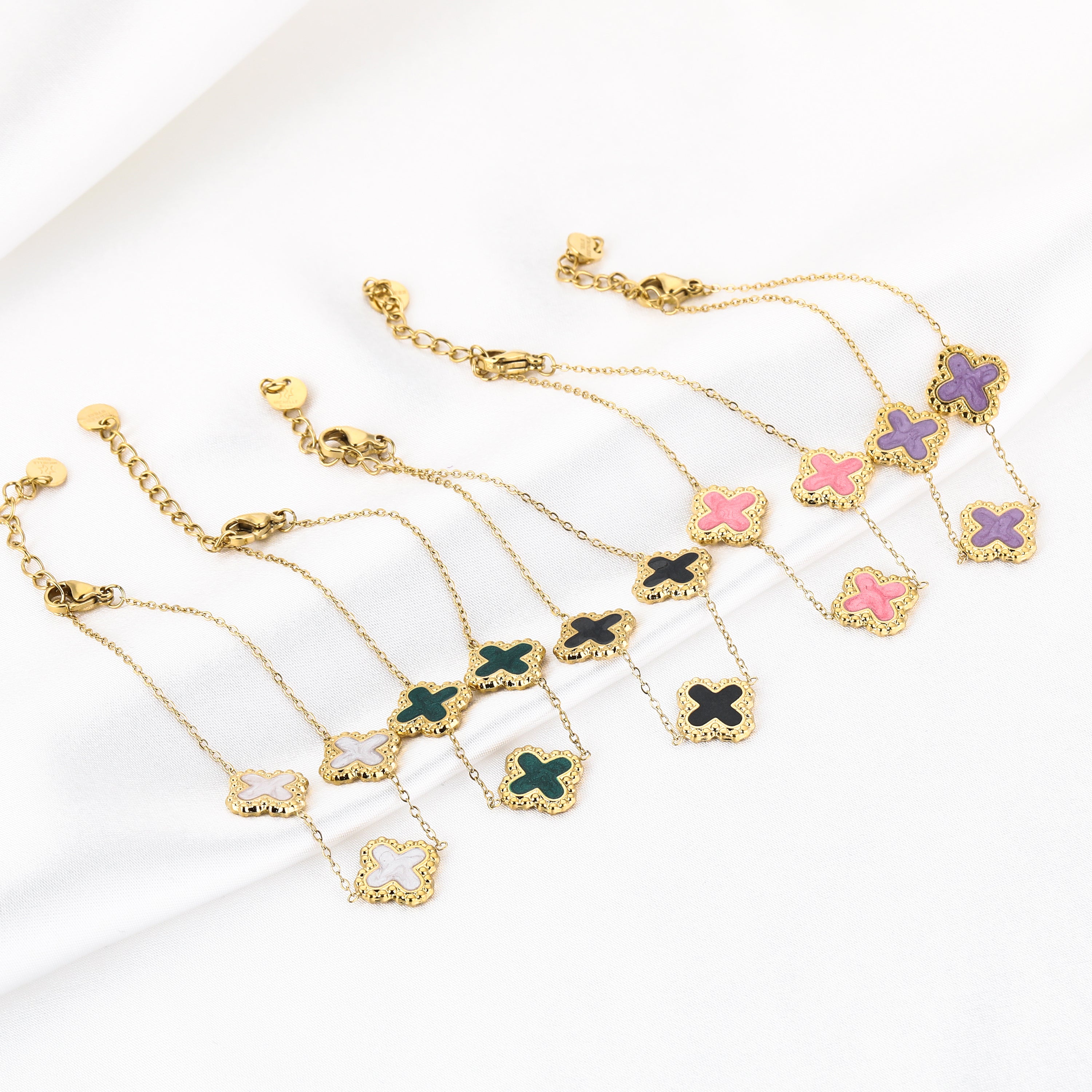 Minimalistische armband met klavertjes