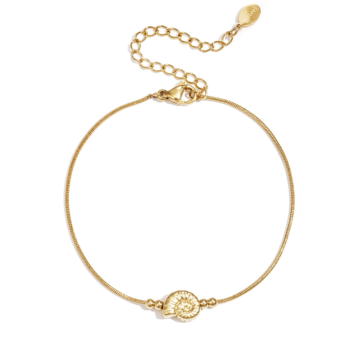 Minimalistische goudkleurige armband met een bedel in de vorm van een schelp