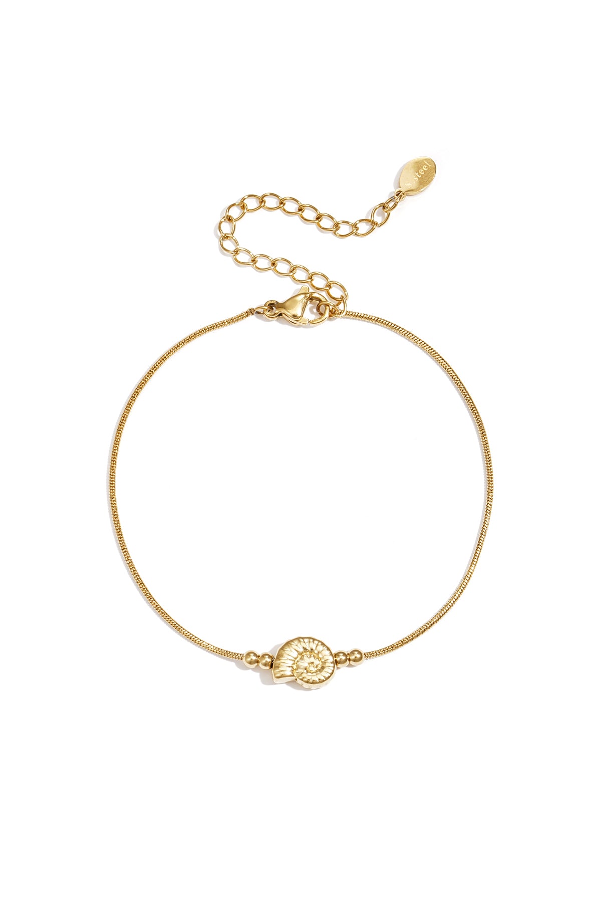 Minimalistische goudkleurige armband met een bedel in de vorm van een schelp