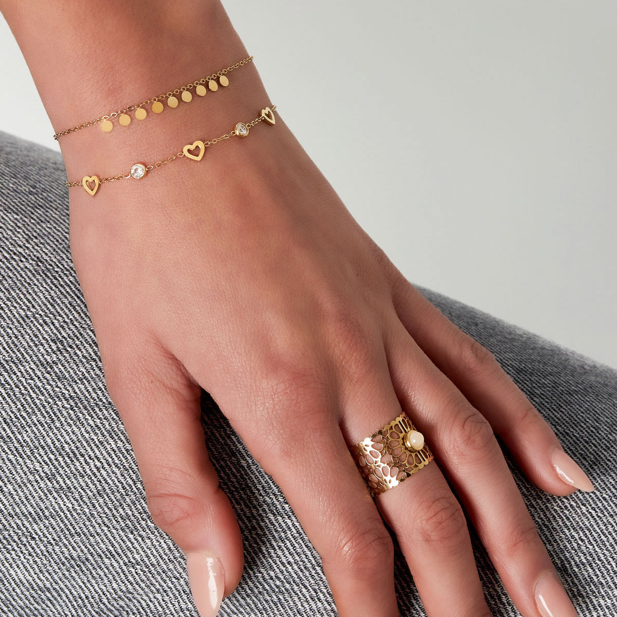 Minimalistische armband open hartjes en steentjes