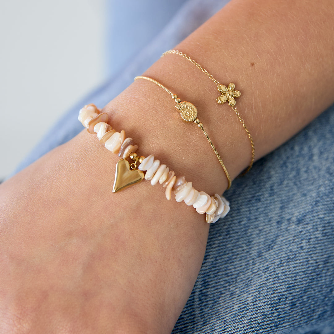 Minimalistische goudkleurige armband met een bedel in de vorm van een schelp