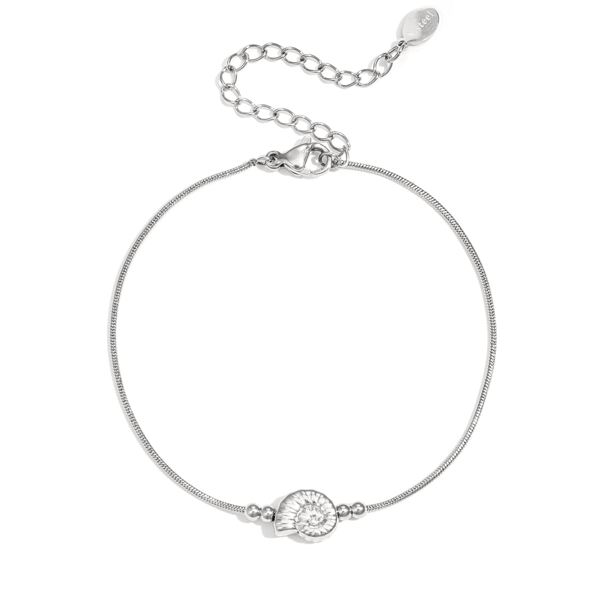 Minimalistische zilverkleurige armband met een bedel in de vorm van een schelp