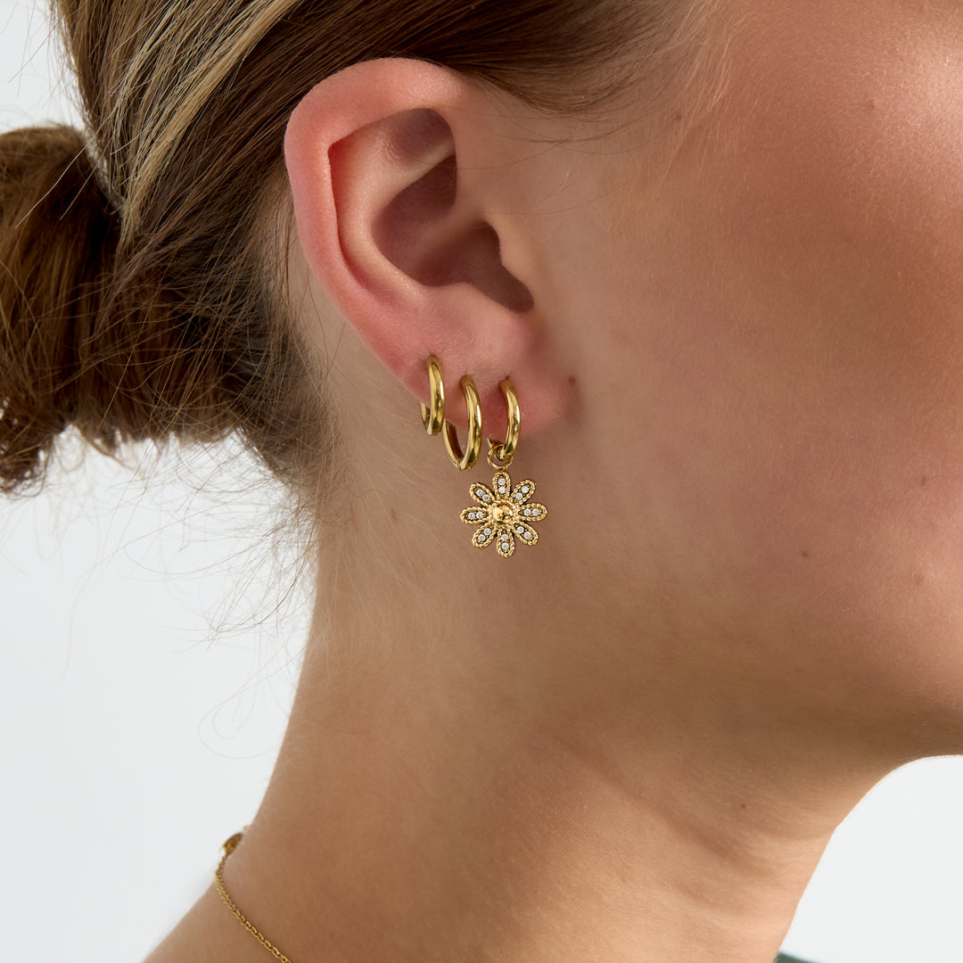 Bloemen oorbellen met strass steentjes in goud