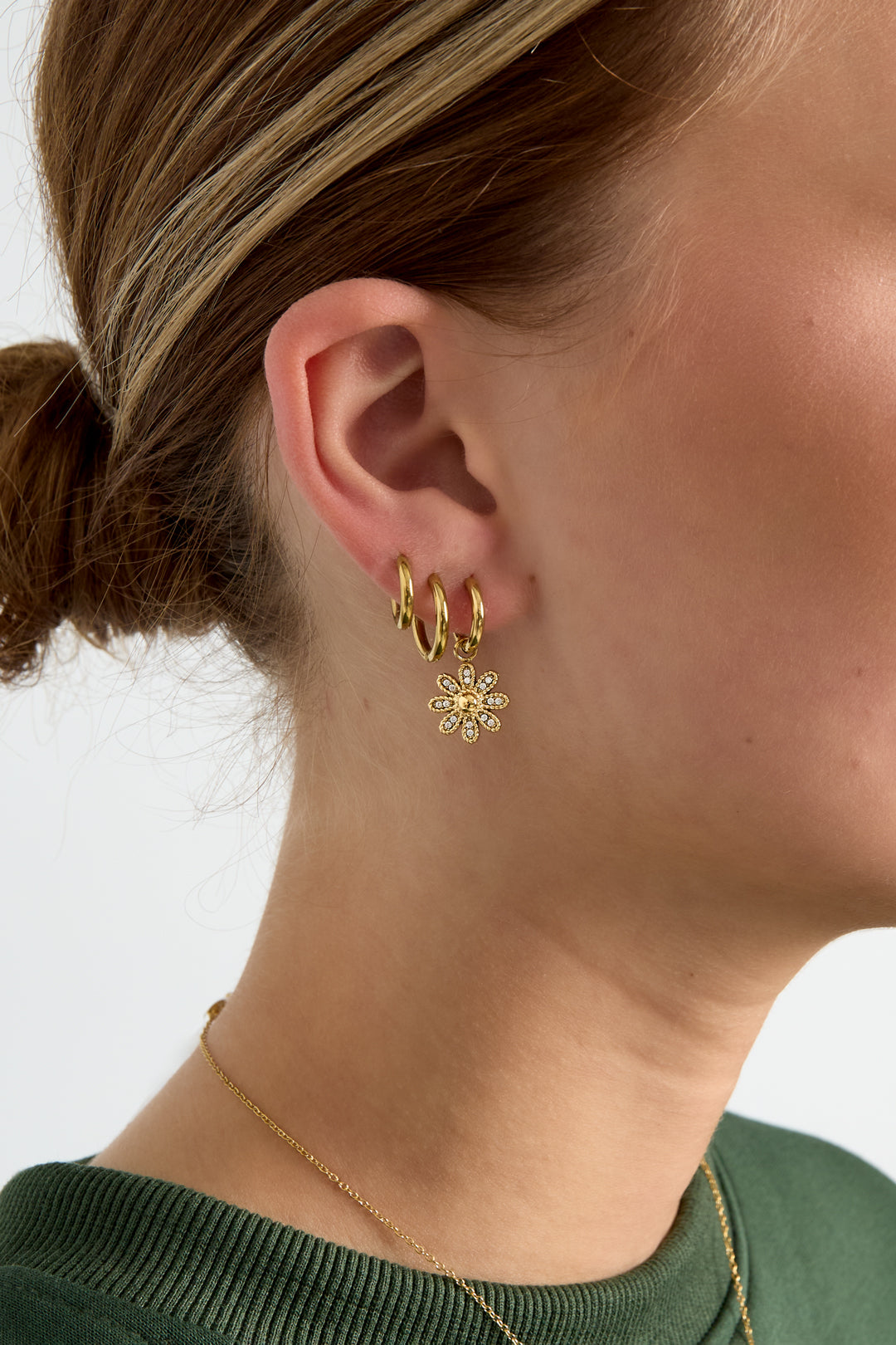 Bloemen oorbellen met strass steentjes in goud