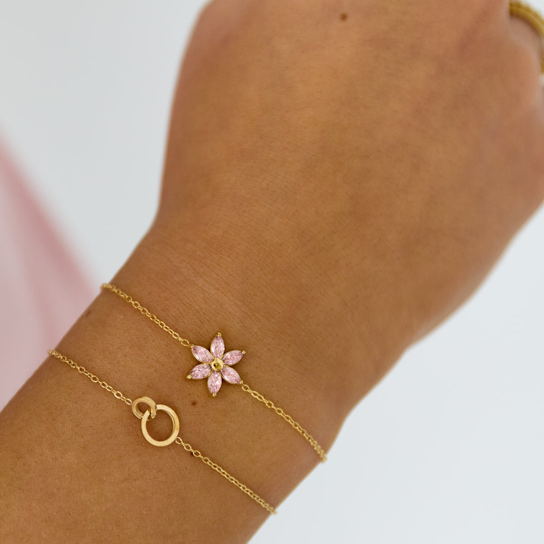 Minimalistische gouden armband gecombineerd met andere sieraden
