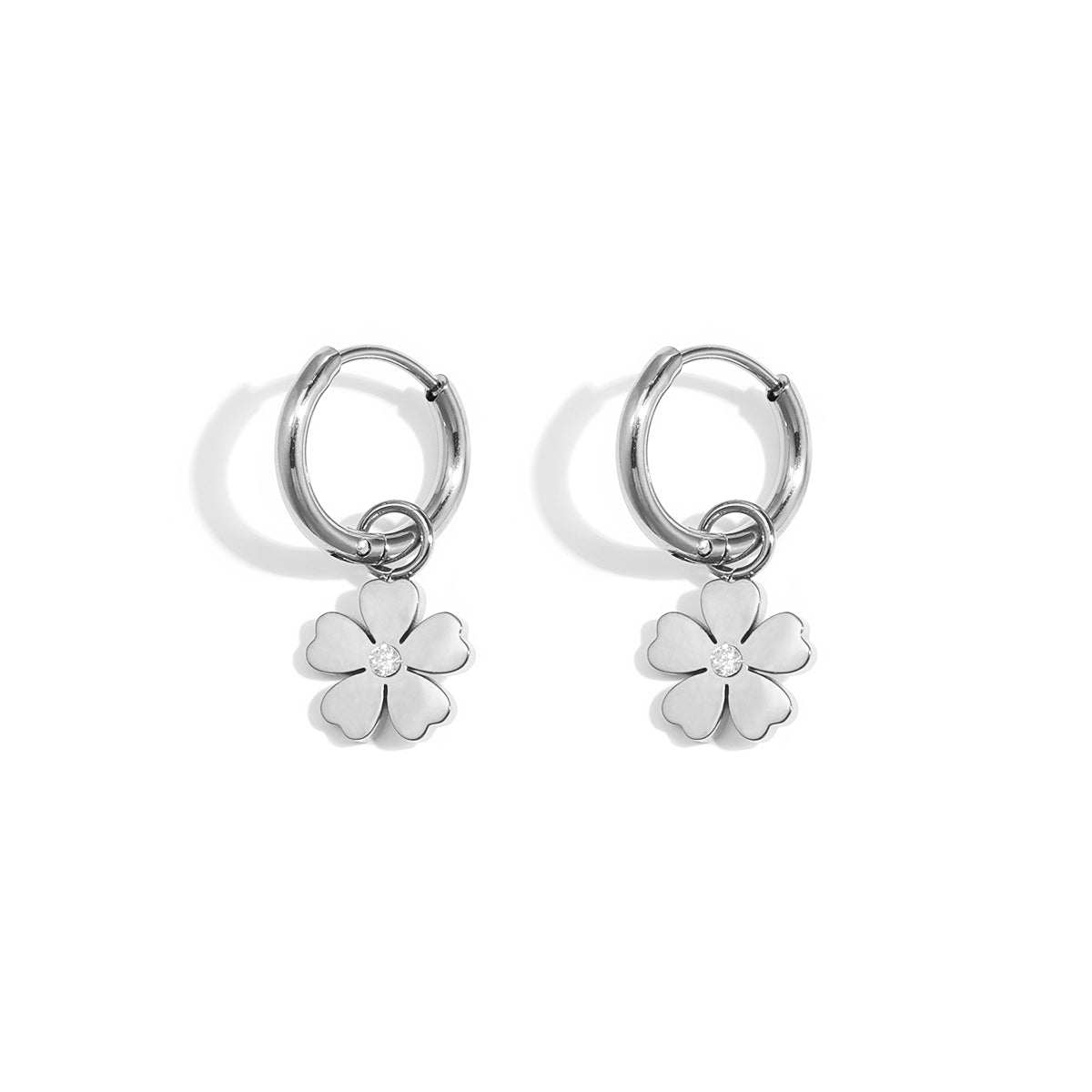 Zilveren bloemen oorbellen met subtiele bloemhanger