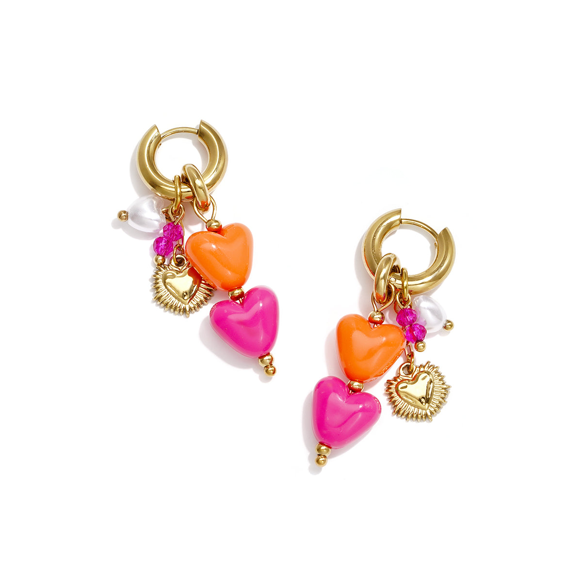 Goudkleurige premium stainless steel oorhangers met roze en oranje hartjes en gekleurde bedels