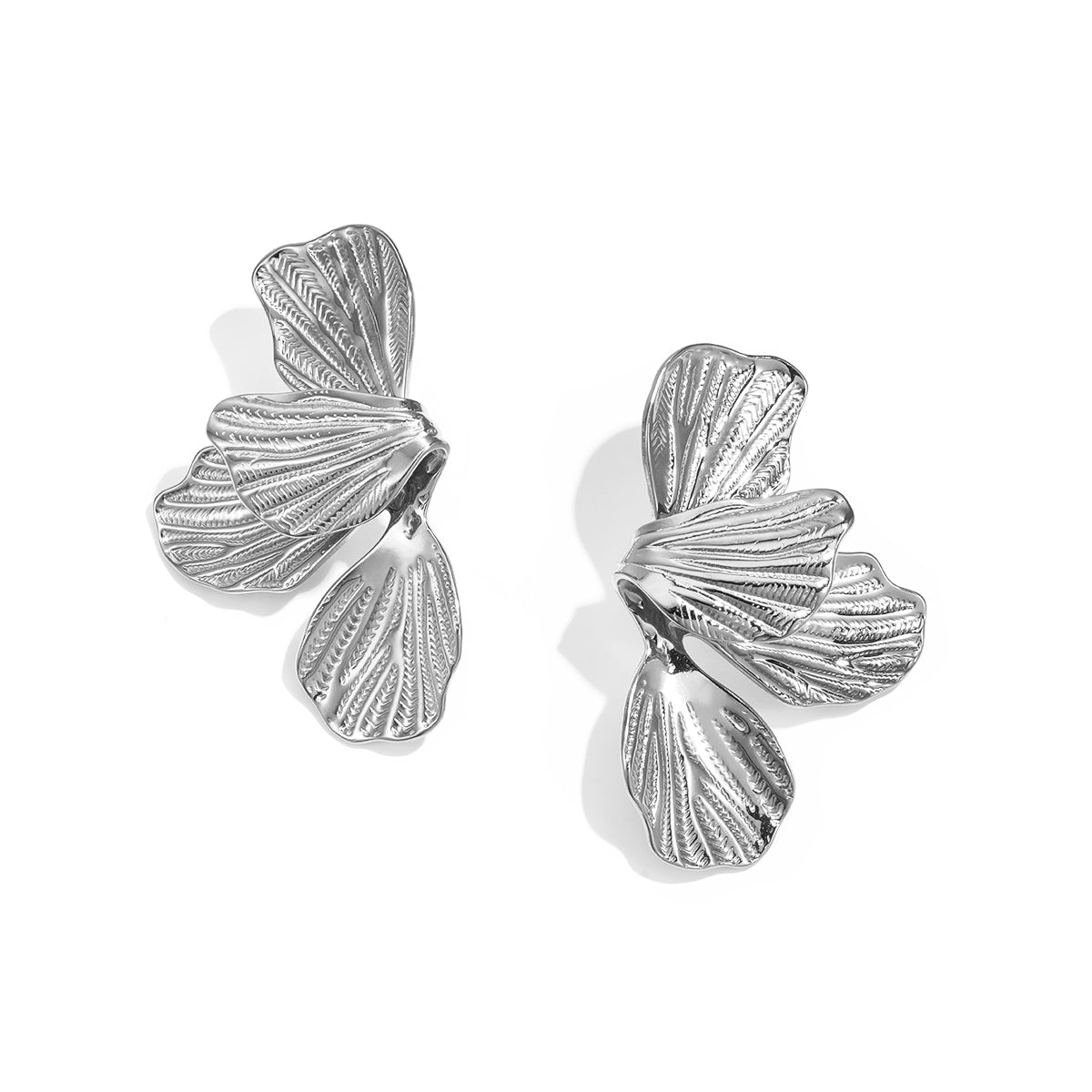 Zilverkleurige statement bloem oorbellen van premium stainless steel met organisch bloemblaadjes design