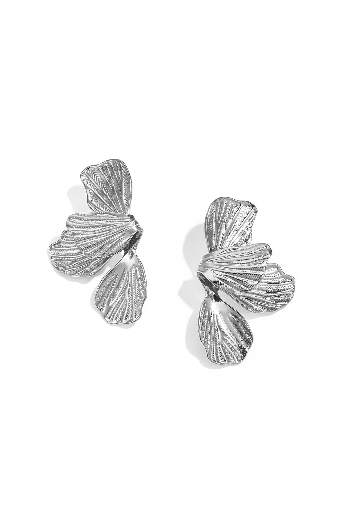 Zilverkleurige statement bloem oorbellen van premium stainless steel met organisch bloemblaadjes design
