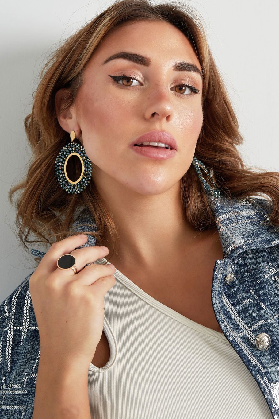 Statement oorbellen ovaal met kraaltjes