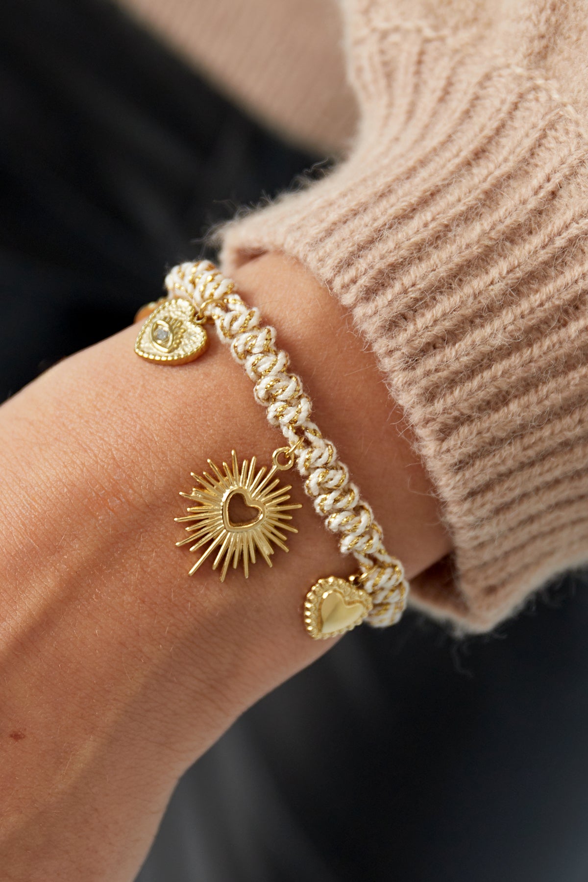 Touw armbandje met bedels