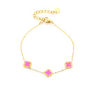 Minimalistische armband met roze klavertjes