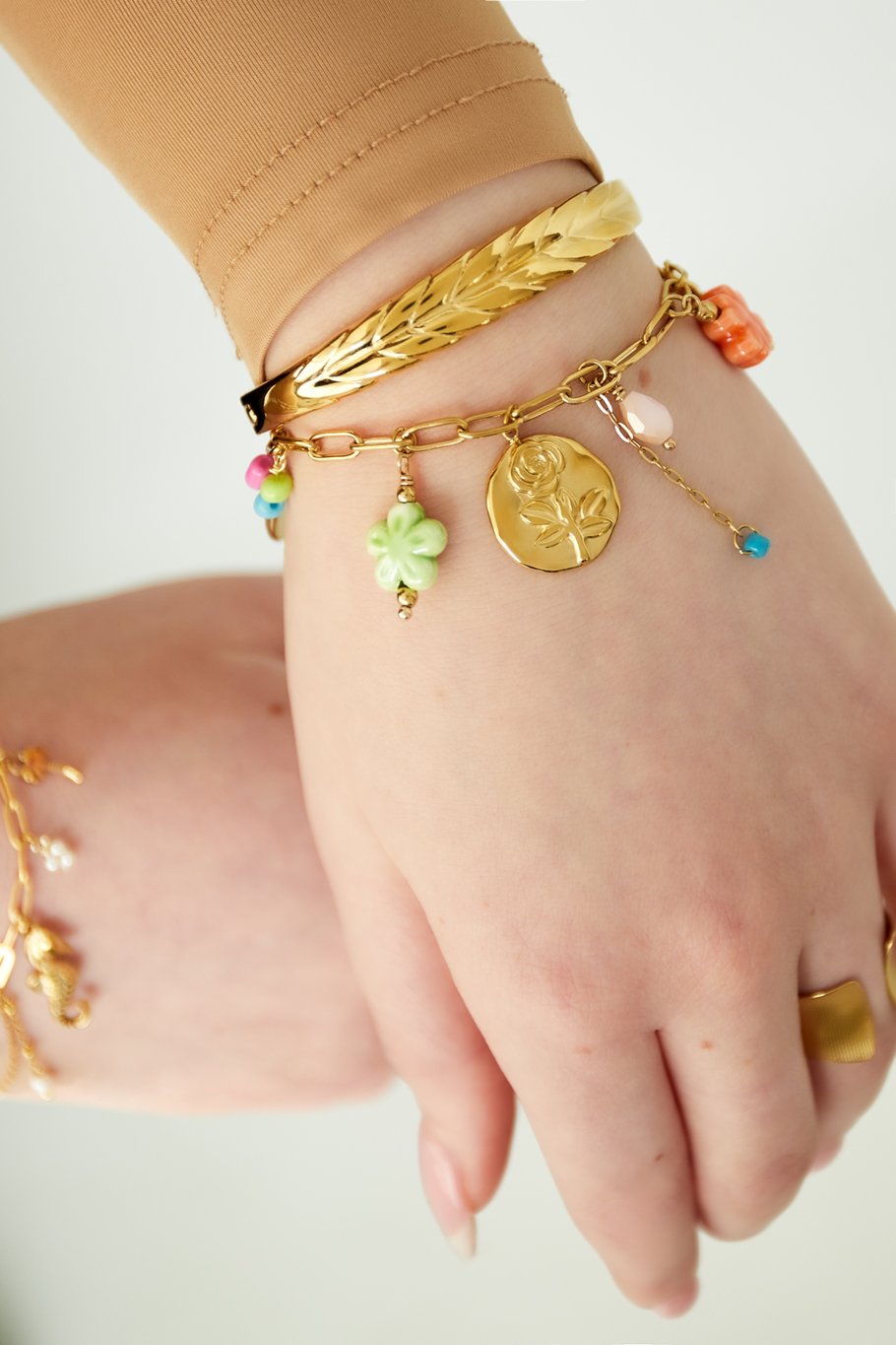 Bedelarmband met pastelkleurige bedels