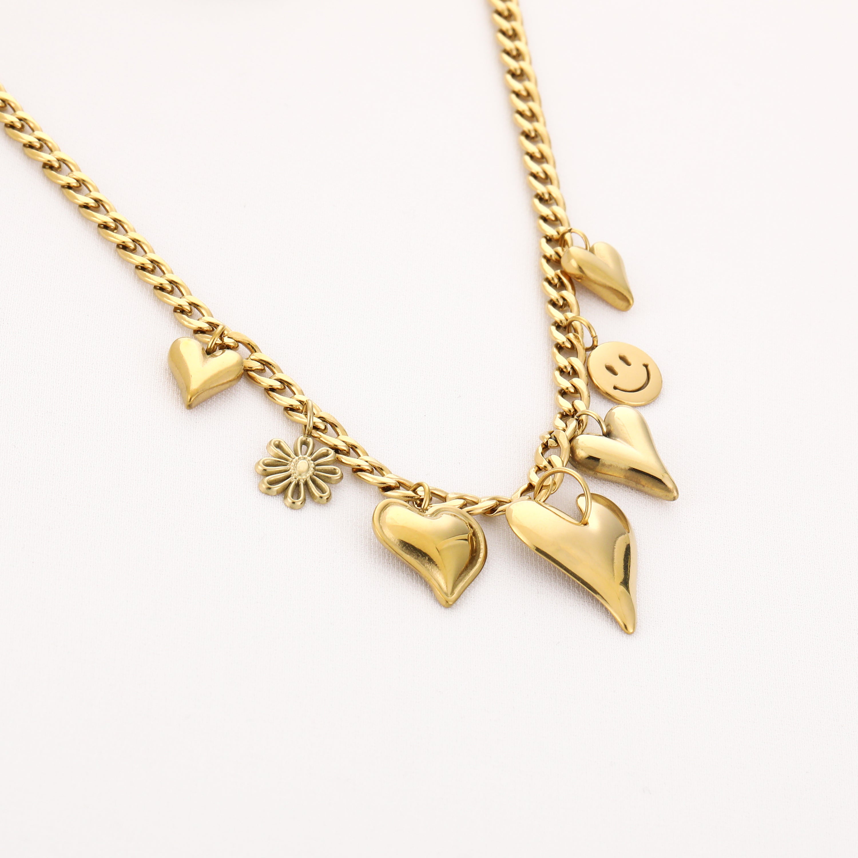 Ketting met bedels hartjes