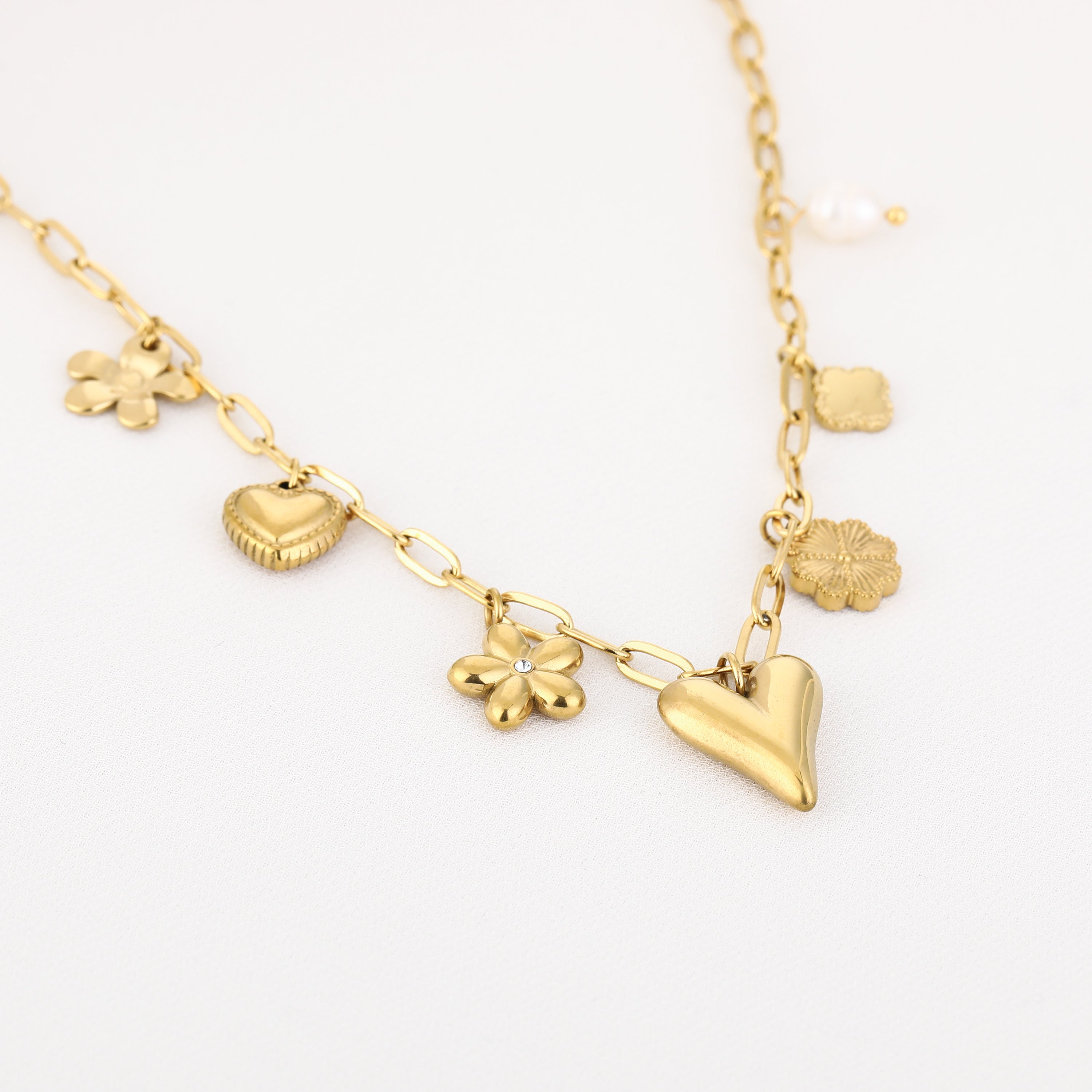 Ketting met bedels met hartjes en bloemen