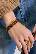 Multicolor kralenarmband gedragen om de pols