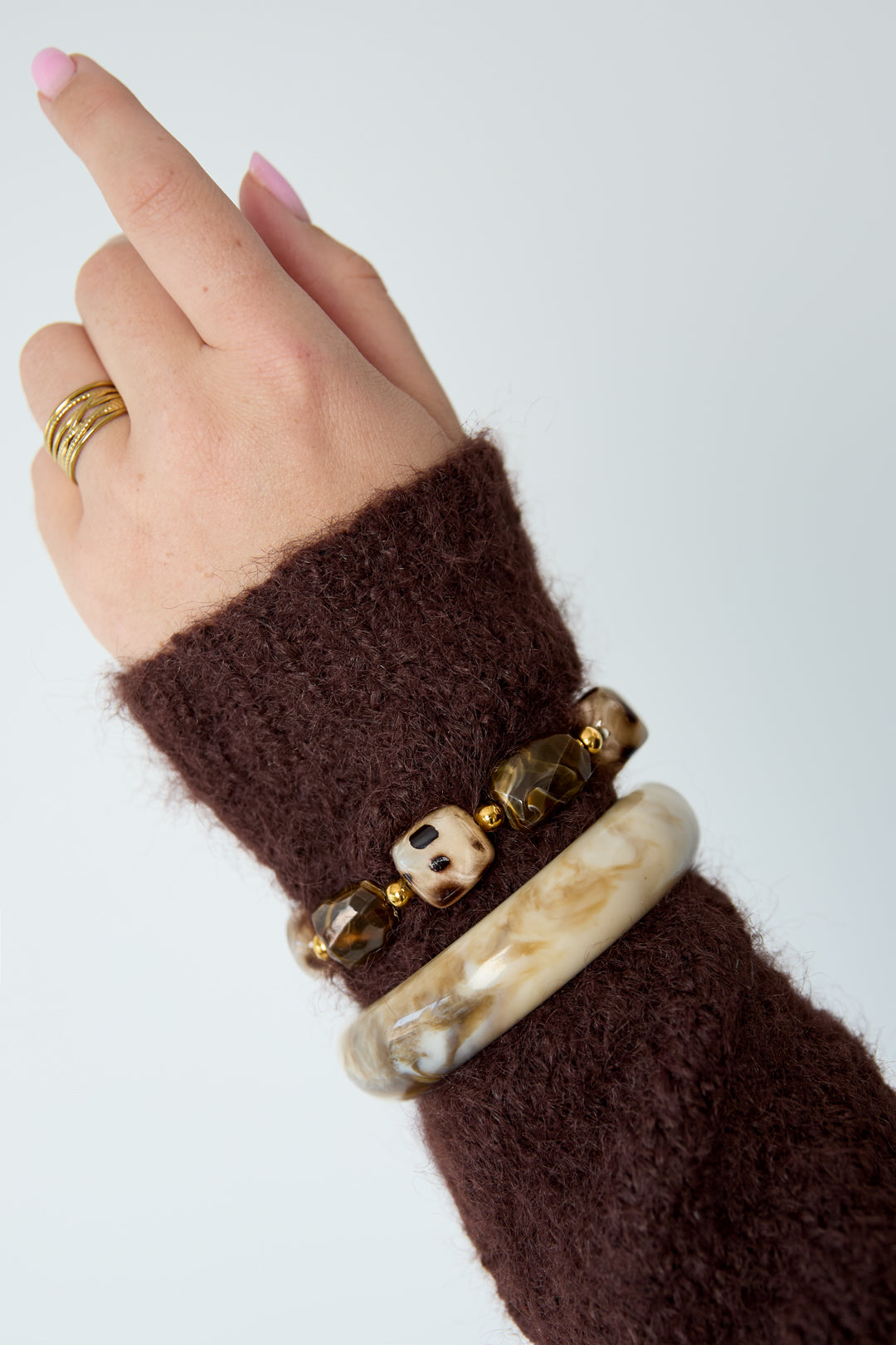 Bruine en beige kralenarmband met goudkleurige details