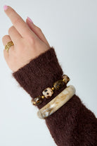Bruine en beige kralenarmband met goudkleurige details
