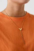 Goudkleurige premium stainless steel Y-ketting met hartje hanger gedragen om de hals