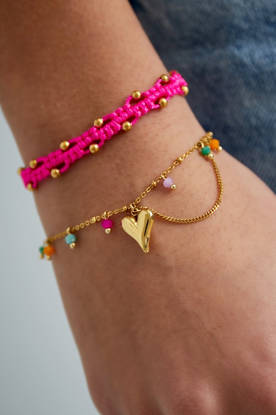 Minimalistische armband hartje en gekleurde kralen