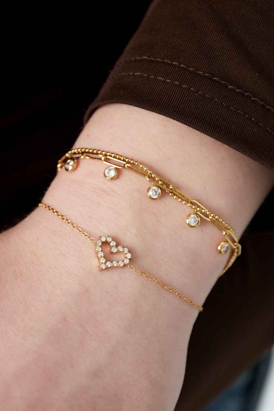 Minimalistische armband hartje en steentjes