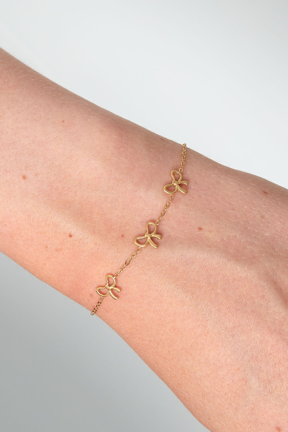 Minimalistische armband met strikjes