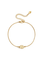 Minimalistische goudkleurige armband met een bedel in de vorm van een schelp