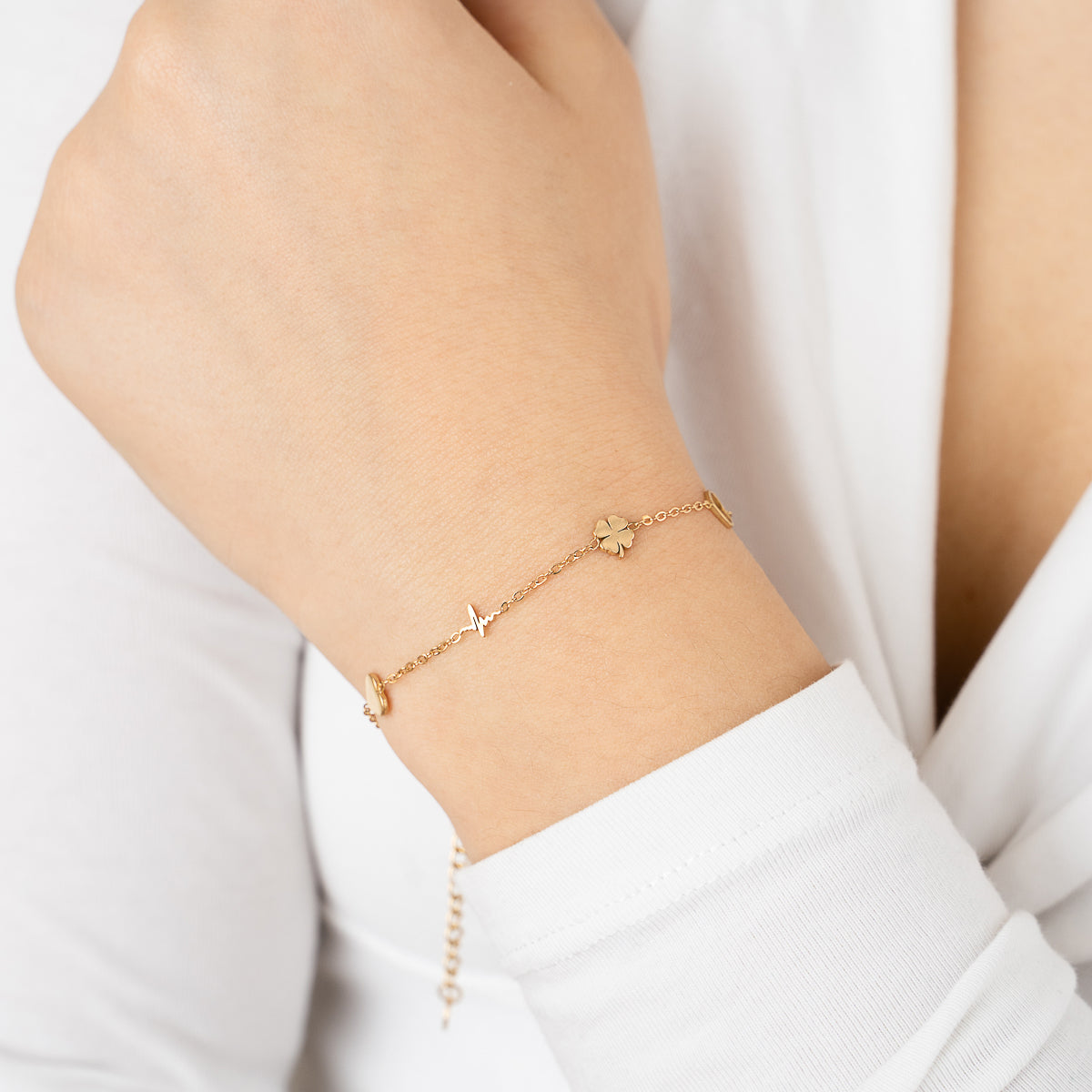 Minimalistische armband met verschillende figuurtjes