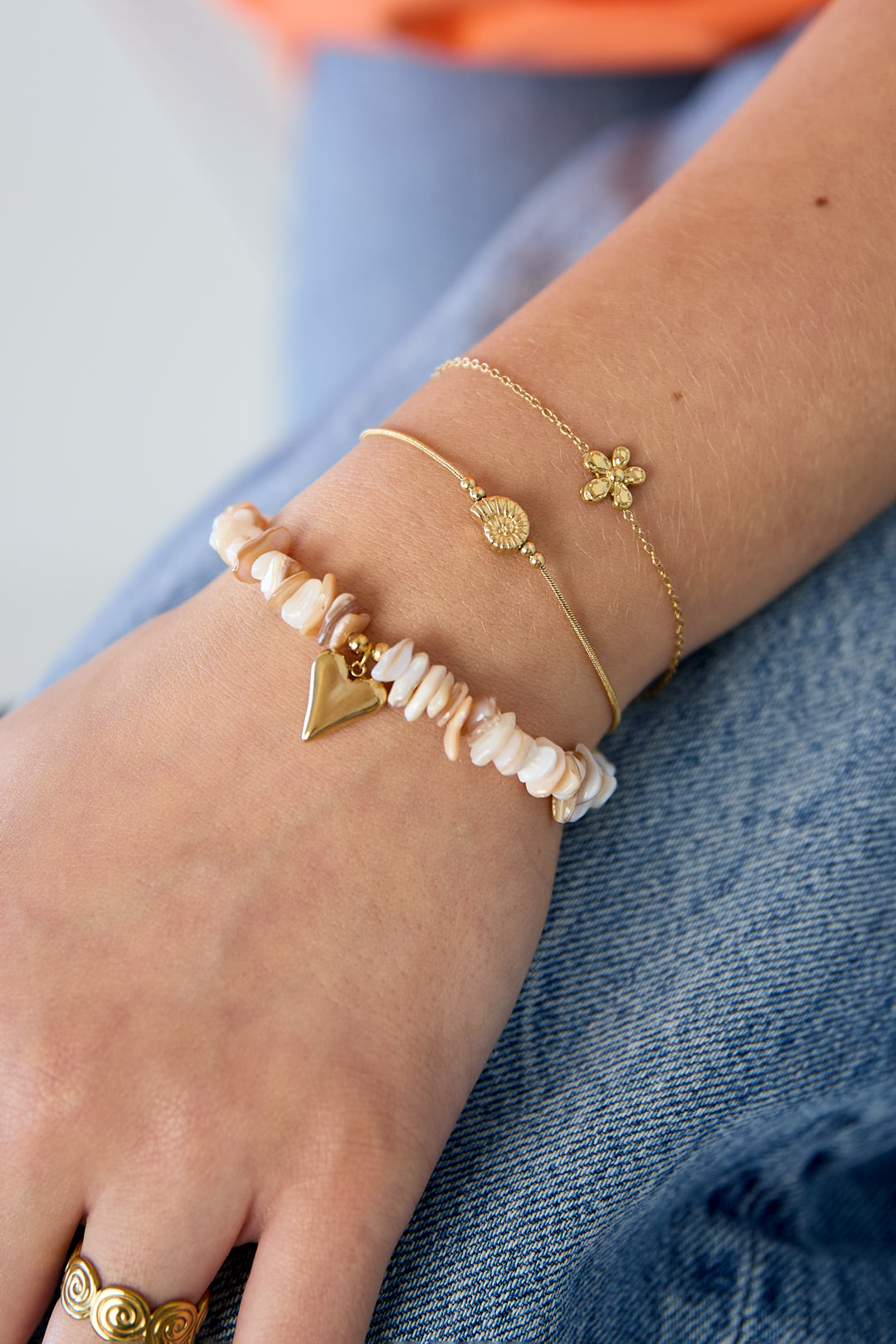 Minimalistische goudkleurige armband met een bedel in de vorm van een schelp