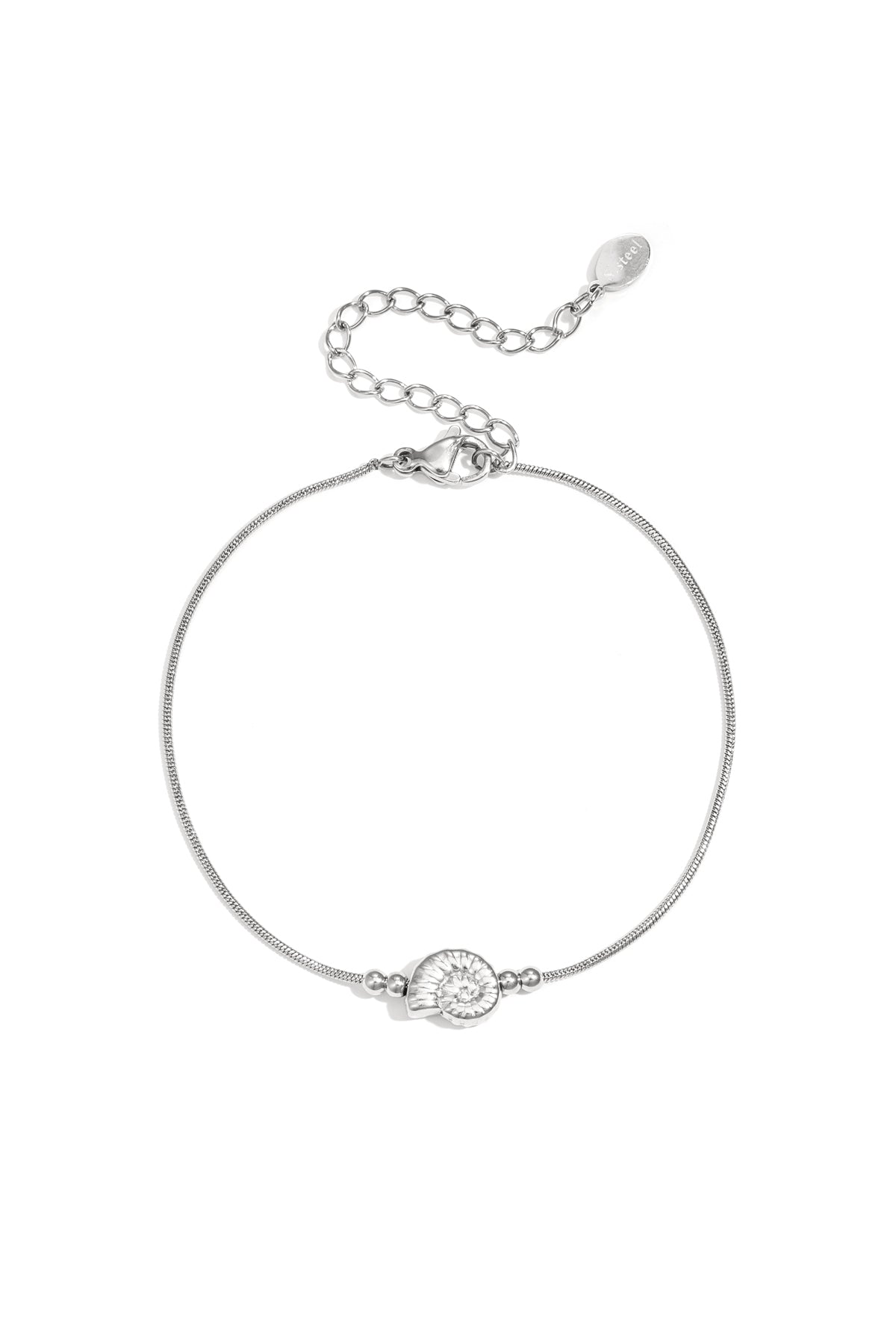 Minimalistische zilverkleurige armband met een bedel in de vorm van een schelp