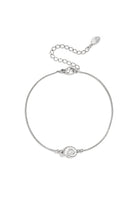 Minimalistische zilverkleurige armband met een bedel in de vorm van een schelp
