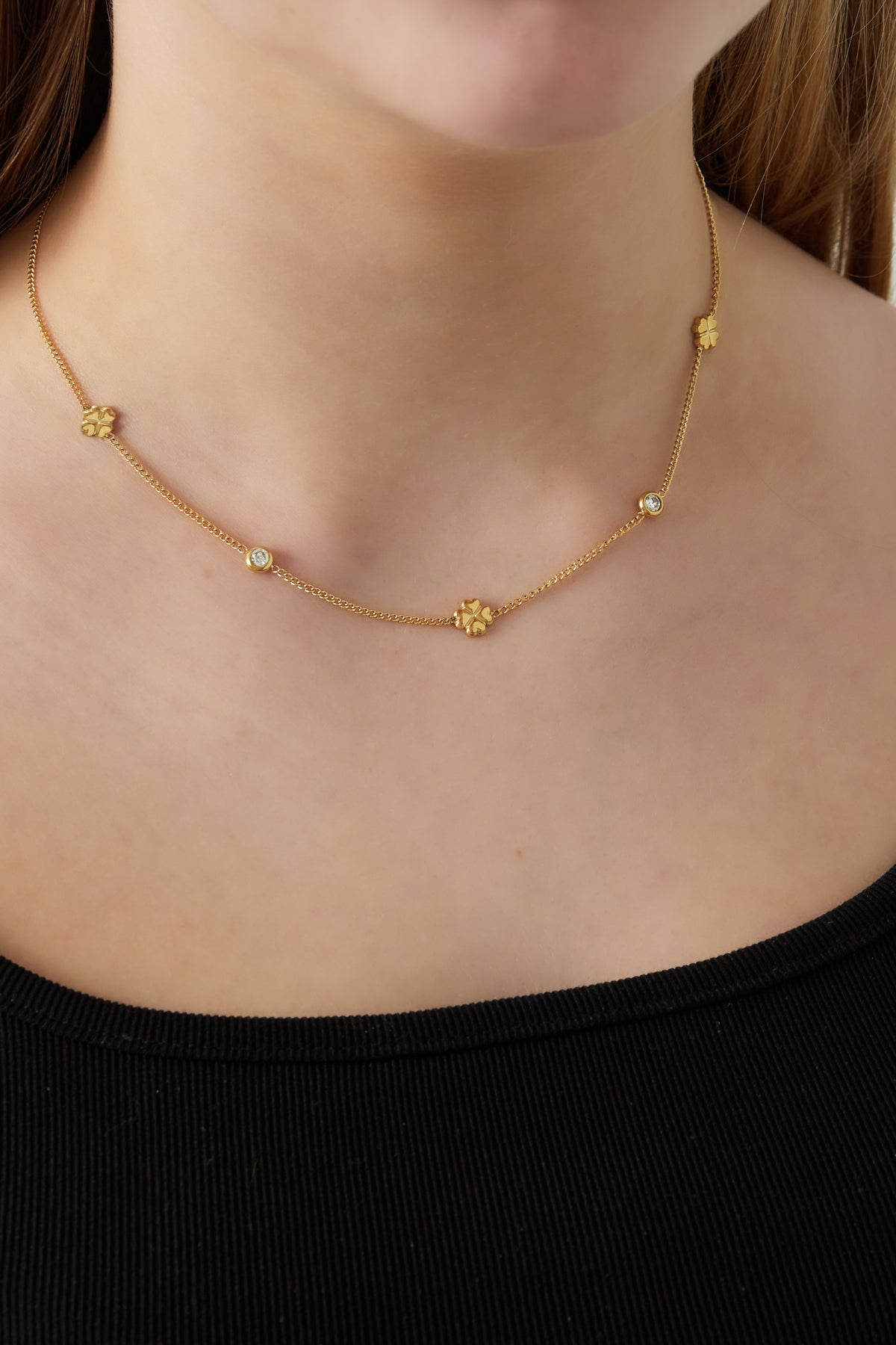Minimalistische ketting klavertjes en steentjes