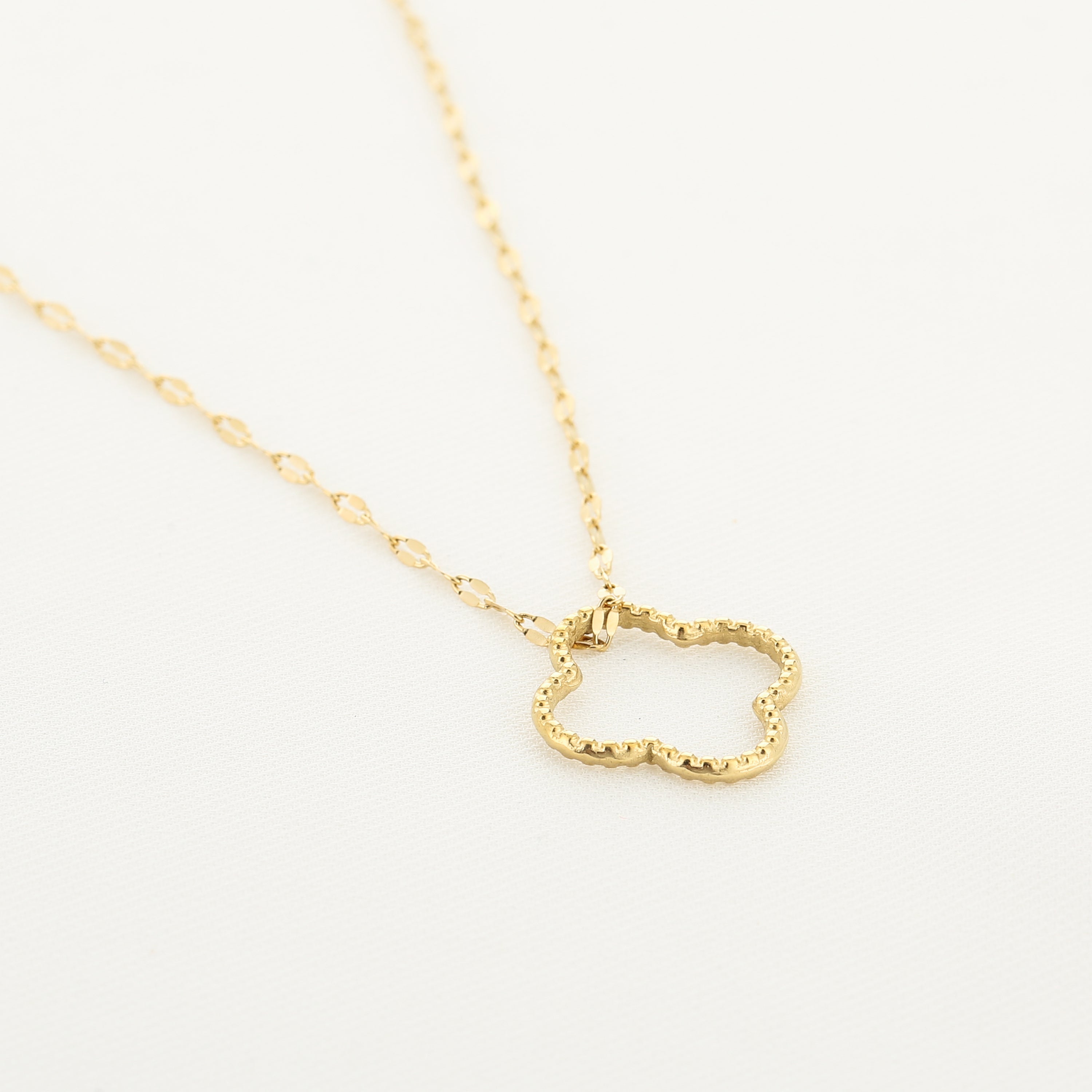 Minimalistische ketting met open klavertje
