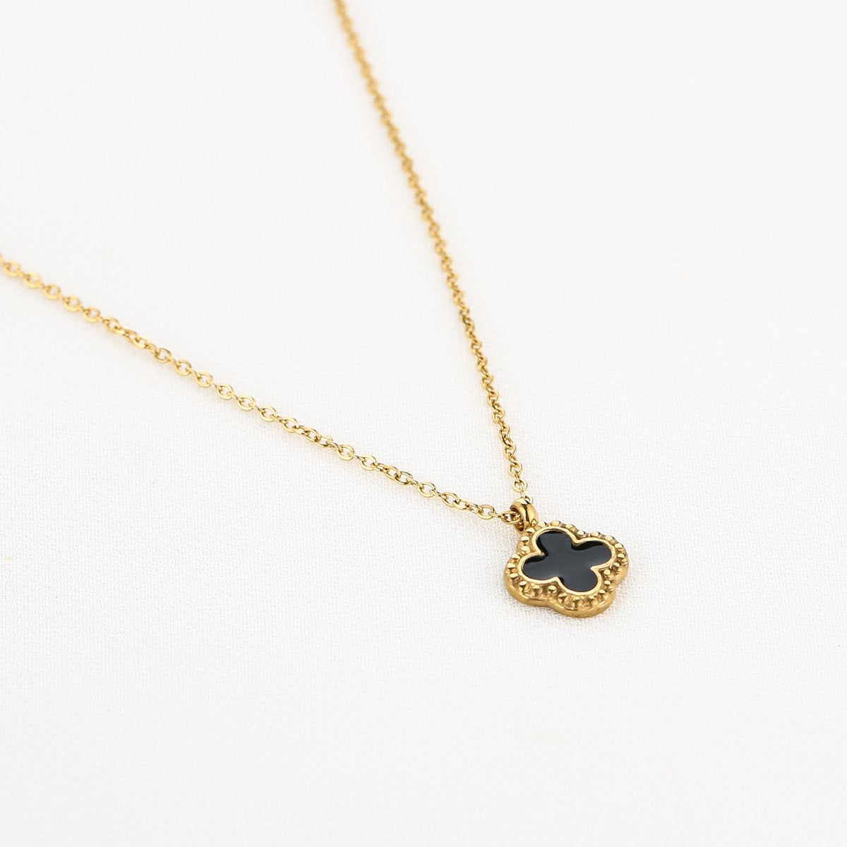 Minimalistische ketting met zwart klavertje