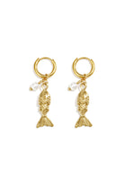 Goudkleurige stainless steel oorbellen met visbedel en pareldetail