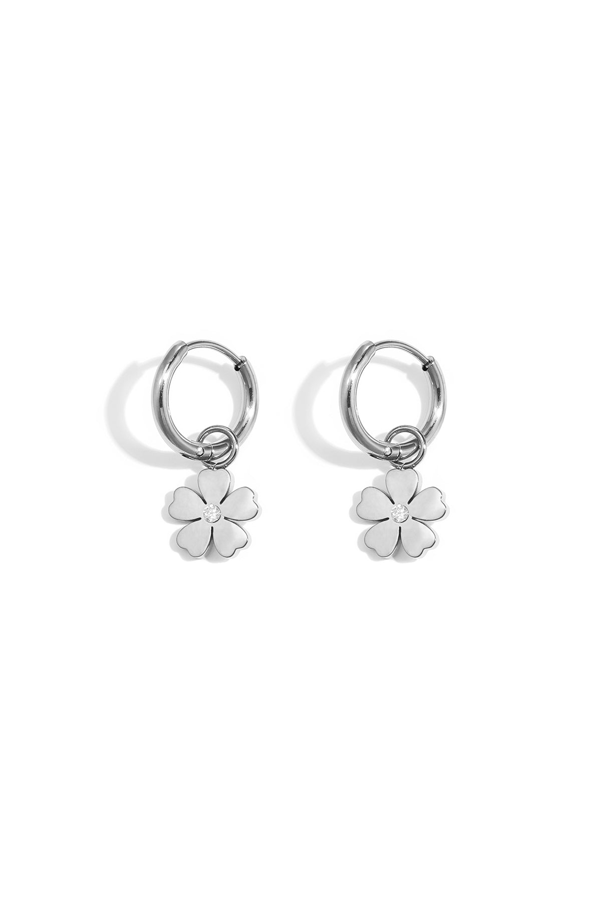 Zilveren bloemen oorbellen met subtiele bloemhanger