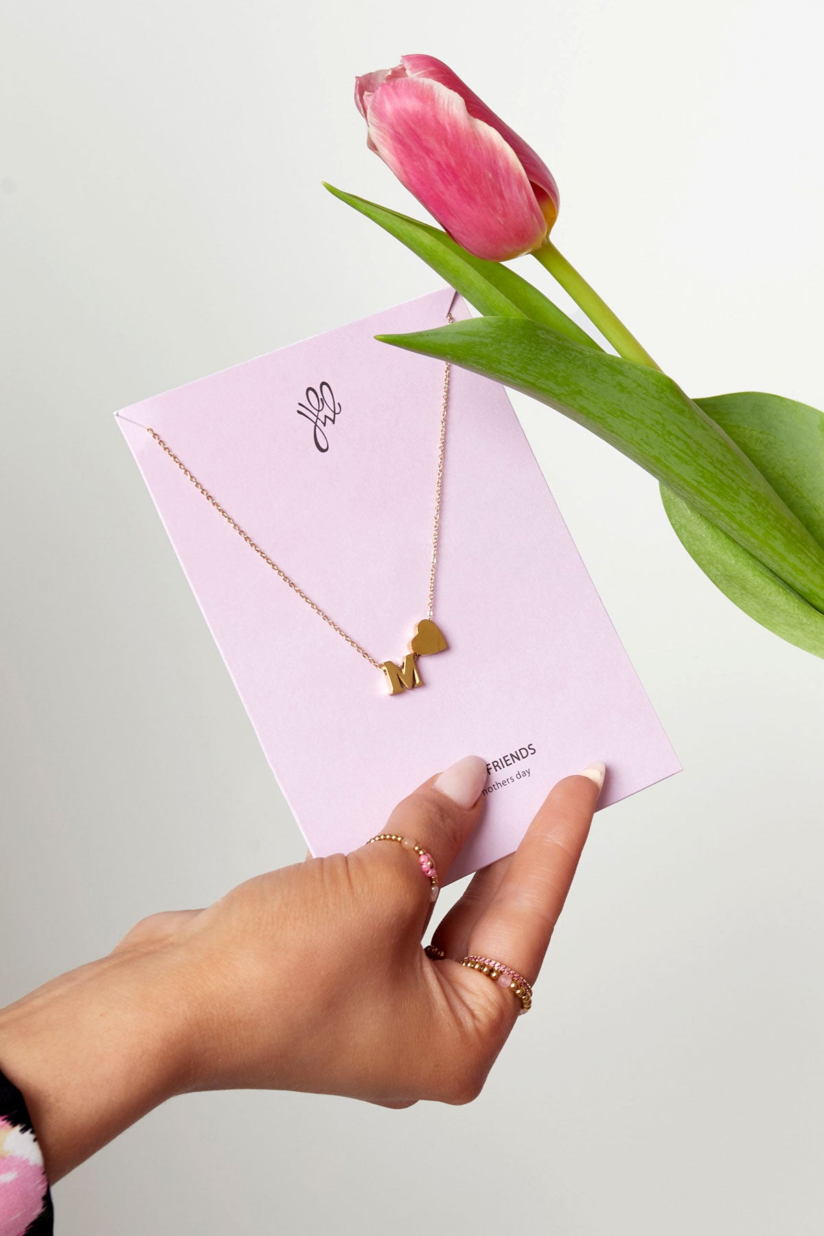 Minimalistische moederdag ketting letter M