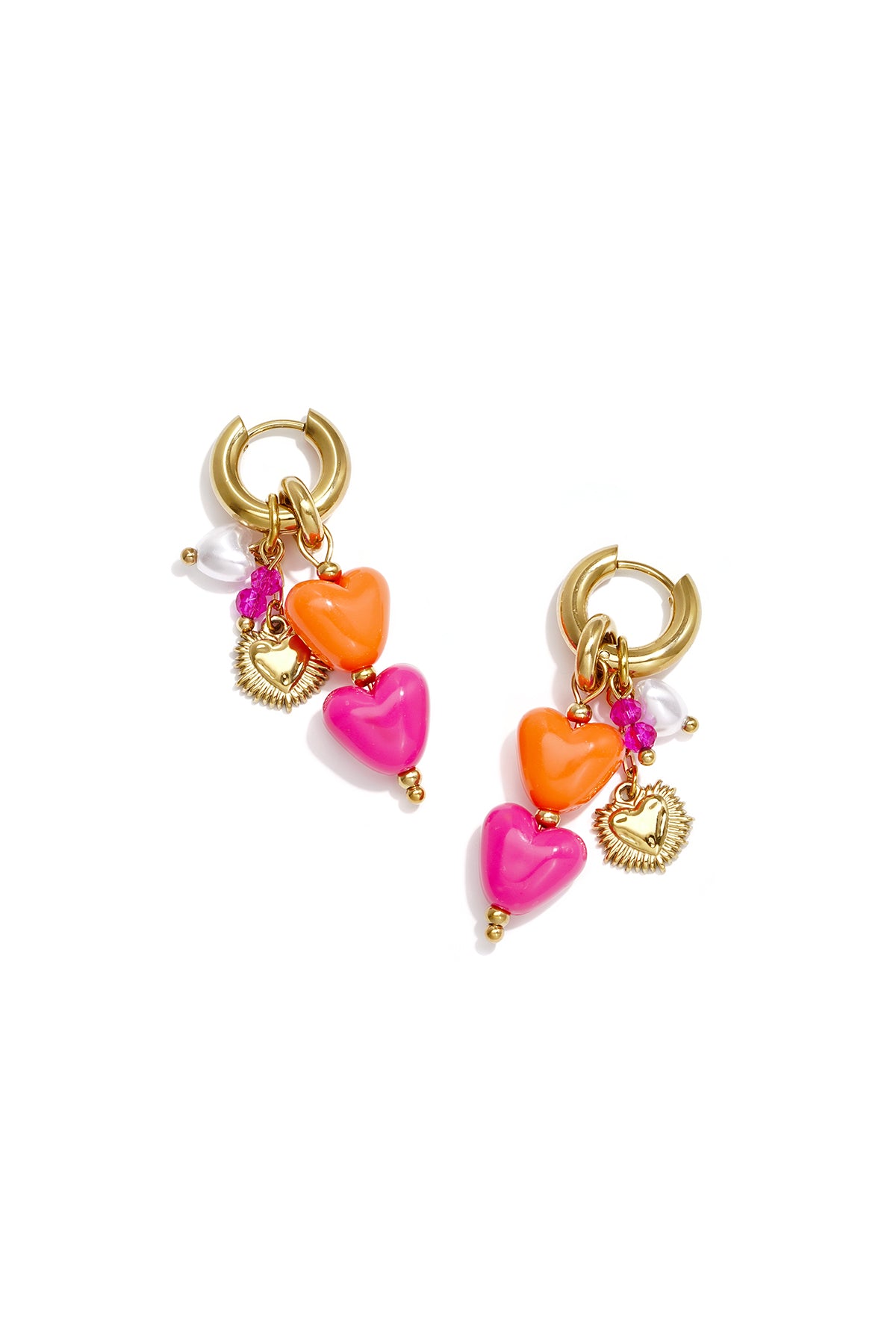 Goudkleurige premium stainless steel oorhangers met roze en oranje hartjes en gekleurde bedels