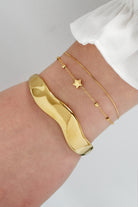 Wavy bangle armband